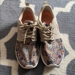 Nike roshe in cream and peach floral print